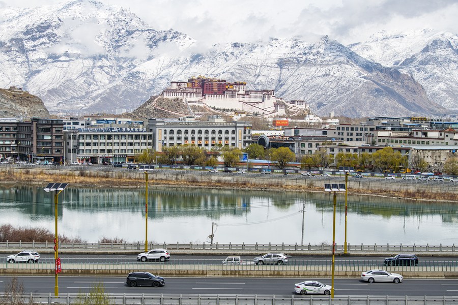 Le périphérique sud à Lhassa, capitale de la région autonome du Tibet, dans le sud-ouest de la Chine, le 30 mars 2023. (Photo : Sun Fei)