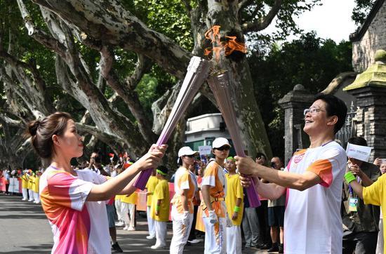 Le relais de la flamme des 19e Jeux asiatiques sur la place du parc Yongjin. (China News Service)