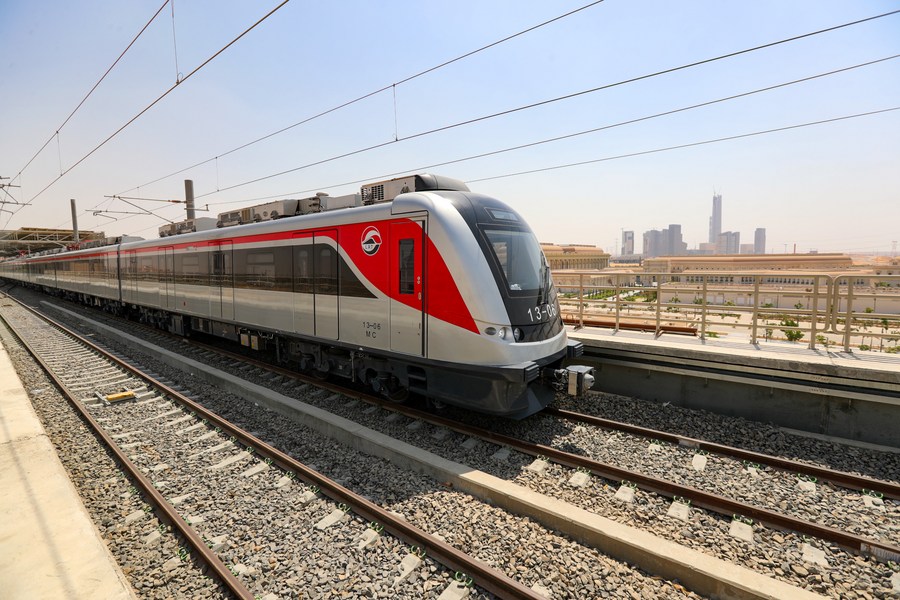 Un train vu lors d'un essai de fonctionnement du système de transport léger sur rail (LRT), construit conjointement par des entreprises chinoises et égyptiennes, à l'est du Caire, en Égypte, le 3 juillet 2022. (Sui Xiankai / Xinhua)