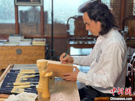 Huang Xiaoming fabrique des vases pour les Jeux asiatiques de Hangzhou. (Lou Yaolin / China News Service)