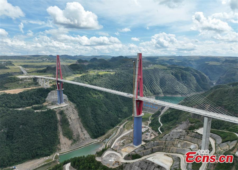 Le premier pont au monde au-dessus d'un canyon de montagne est en cours de construction