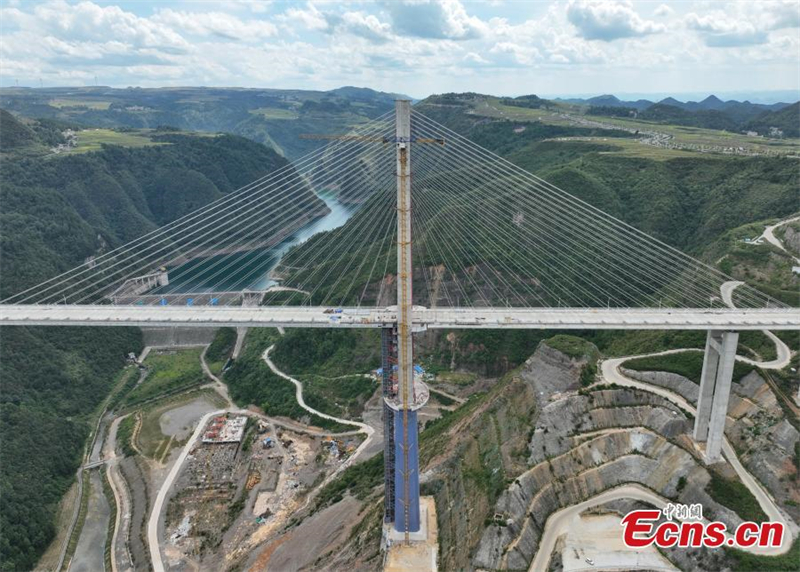 Le premier pont au monde au-dessus d'un canyon de montagne est en cours de construction