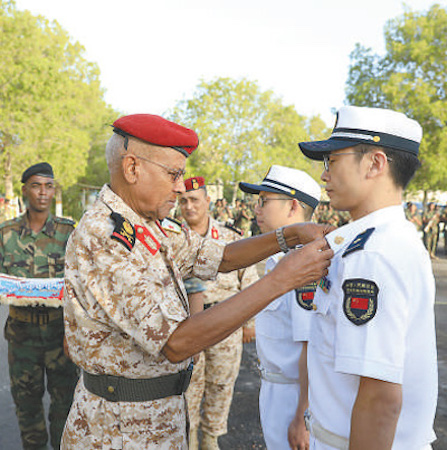 Zakaria Cheikh Ibrahim, alors chef d'état-major général des forces armées de Djibouti, remet les médailles de la Journée de l'Indépendance à 10 membres de l'équipe médicale chinoise de la base de soutien de l'APL à Djibouti, le 16 janvier 2020. (Tan Longlong / le Quotidien du Peuple)
