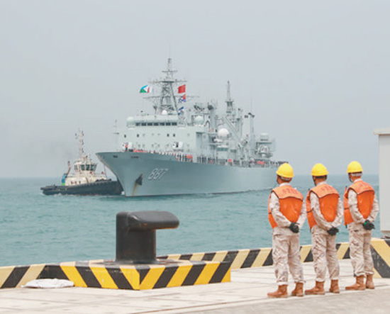 La 43e escadre de la Marine de l'APL Weishanhu accoste à un terminal de la base de soutien de l'APL à Djibouti pour se réapprovisionner. (Wang Zongyang / le Quotidien du Peuple)