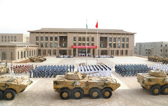 Une cérémonie marquant l'entrée des troupes dans la base de soutien de l'APL à Djibouti a lieu dans la caserne de la base le 1er août 2017. (Zhang Qingbao / le Quotidien du Peuple)