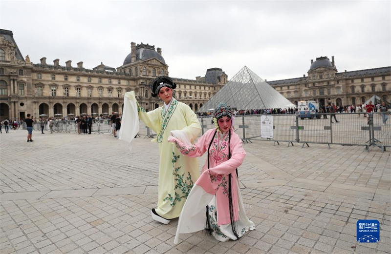 Shi Xiaming (à gauche) et Kong Aiping ont donné une représentation de kunqu sur la place de la Pyramide du Louvre à Paris. (Gao Jing / Xinhua)