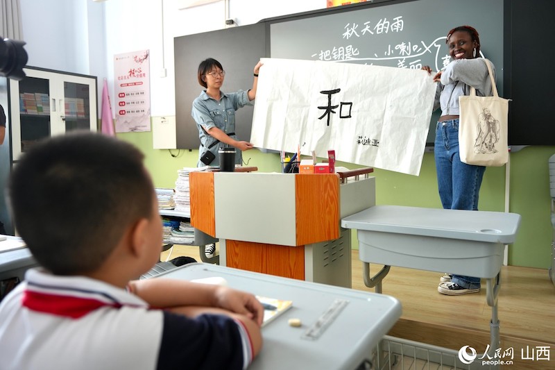Les finalistes du Concours international d'histoires « Les caractères chinois et moi » 2023 découvrent un nouveau mode de vie dans les villages en Chine