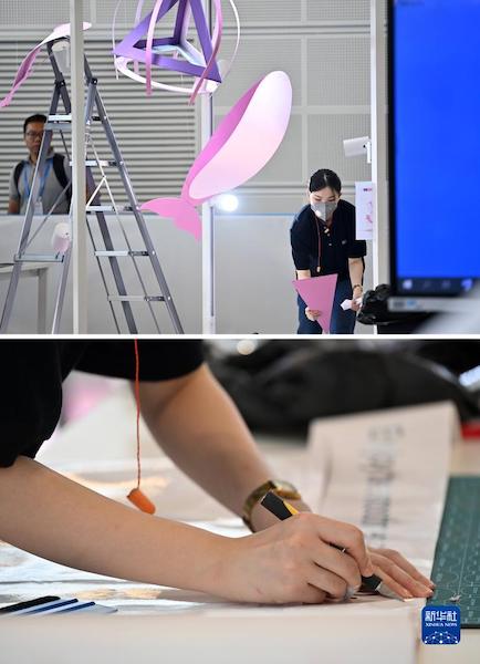 Des concurrents participent au concours de menuiserie au Centre national des congrès et expositions de Tianjin (nord de la Chine), le 18 septembre. (Li Ran / Xinhua)