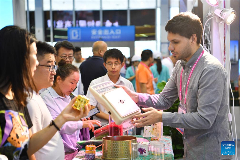 Un exposant iranien (à droite) présente ses produits aux visiteurs de la 30e édition de la Foire agricole de haute technologie de Yangling dans la province du Shaanxi (nord-ouest de la Chine). (Zhang Bowen / Xinhua)