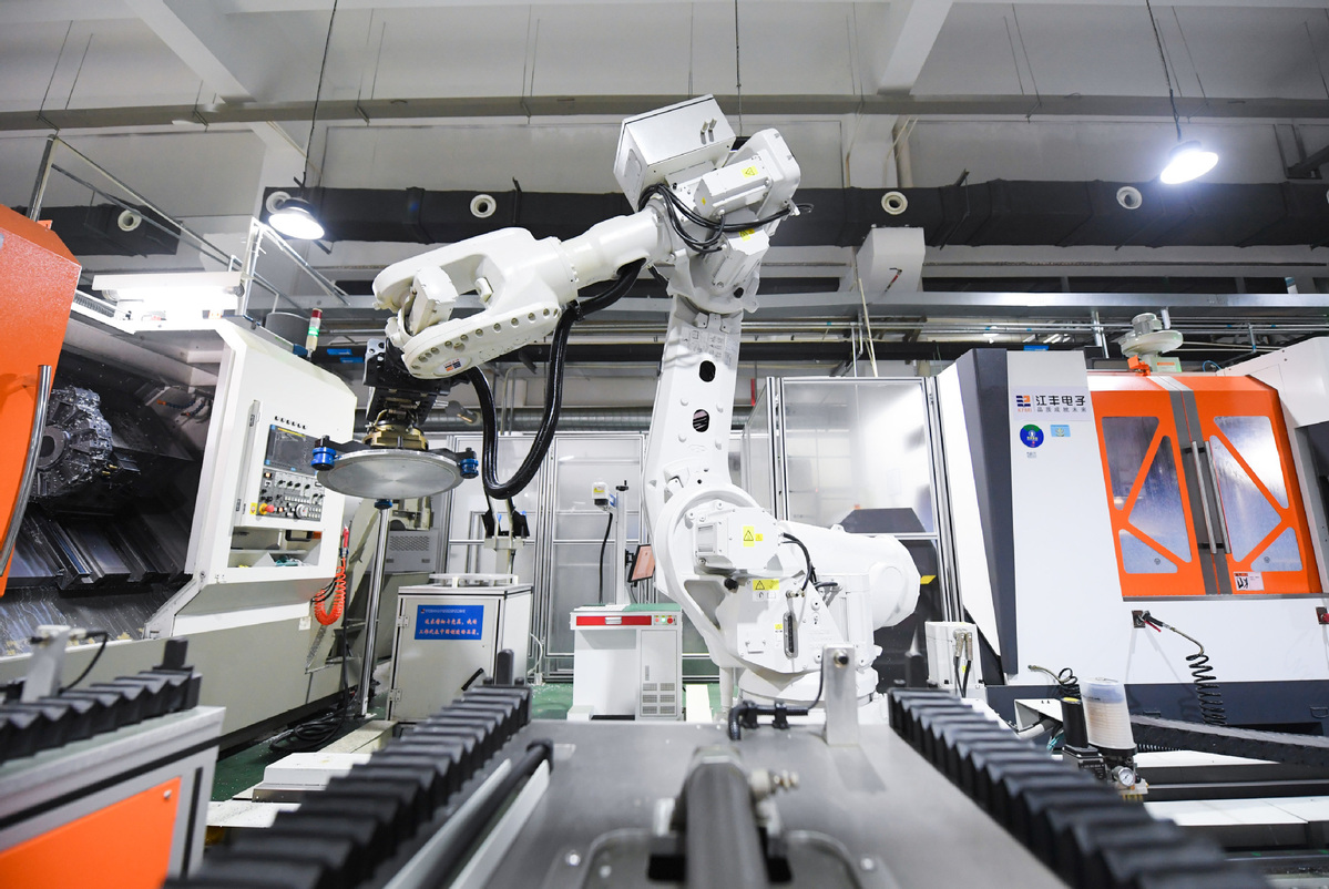 Un robot industriel travaille au centre d'essais analytiques de Kangfu Materials International Co., Ltd. à Ningbo, dans la province du Zhejiang (est de la Chine), le 21 mars 2023. (Photo / Xinhua)