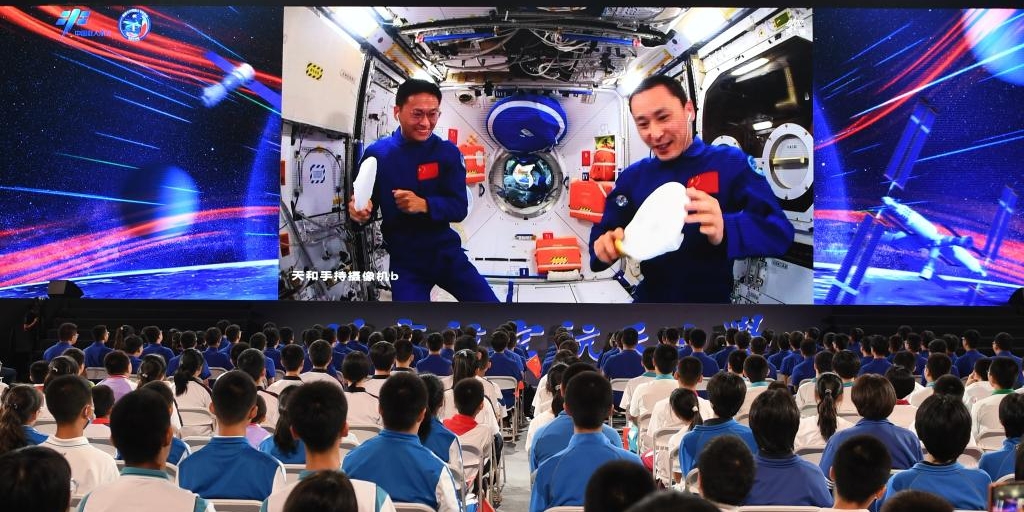 Le quatrième cours en direct de la station spatiale chinoise a eu lieu jeudi après-midi. Les astronautes de Shenzhou-16, à savoir Jing Haipeng, Zhu Yangzhu et Gui Haichao, l'ont donné à des élèves sur Terre.