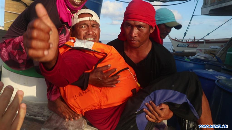 La marine de l'APL porte secours à deux pêcheurs philippins