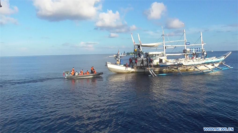 La marine de l'APL porte secours à deux pêcheurs philippins