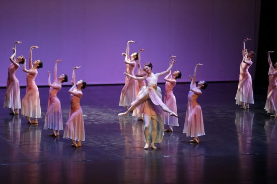 Des artistes du Suzhou Ballet Theatre se produisent à Alger, en Algérie, le 22 septembre 2023. (Xinhua)