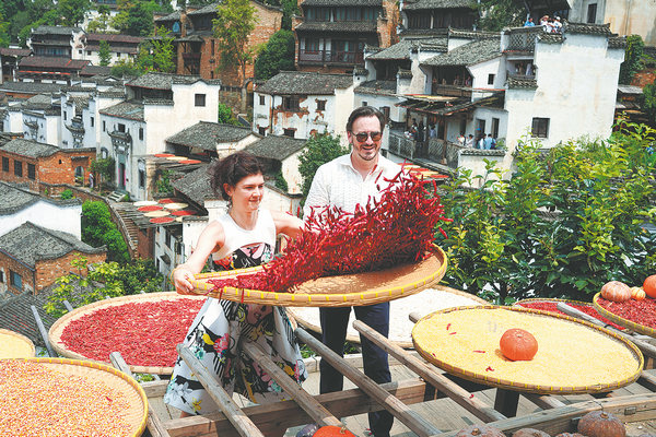 Mylène Mathieu (à gauche) tamise des piments pendant son voyage dans le village de Huangling, dans le comté de Wuyuan de la province du Jiangxi (est de la Chine). (Photo Xinhua)