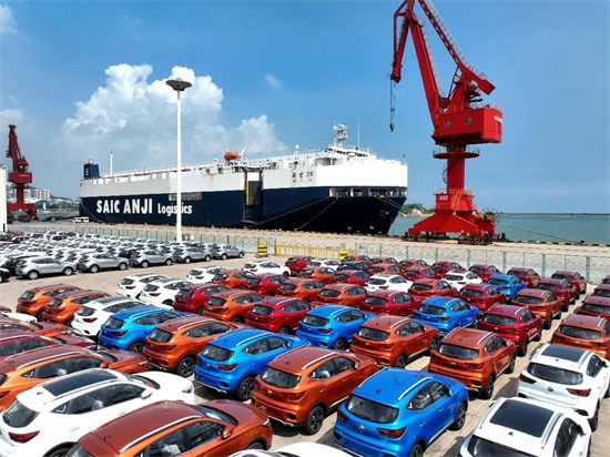 Un navire roulier s'arrête au quai du port de Lianyungang, dans la province du Jiangsu (est de la Chine), chargé de véhicules destinés à l'exportation, le 20 août 2023. (Wang Chun / Le Quotidien du Peuple en ligne)