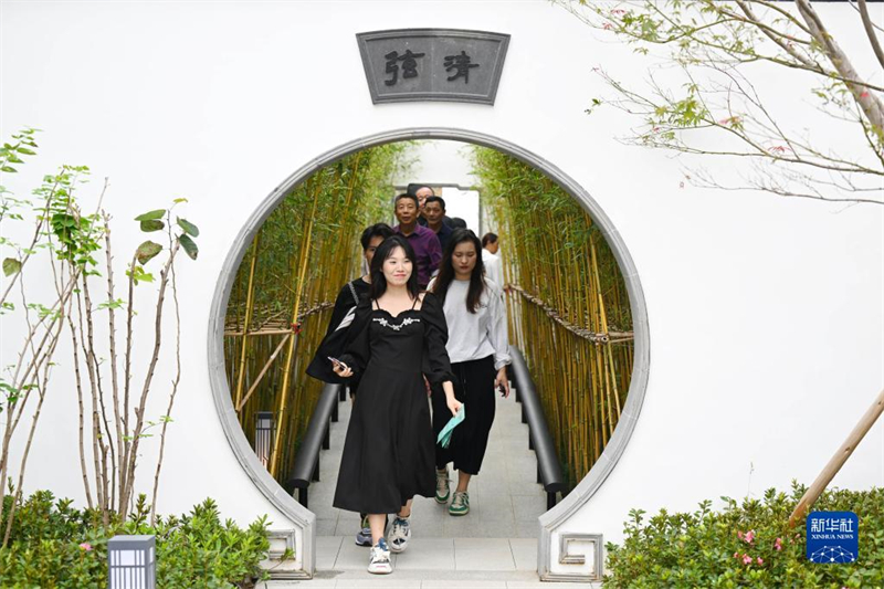 Le 26 septembre 2023, des personnes visitent le jardin de Yangzhou lors de la 14e Exposition internationale des jardins de Chine. (Zhou Mu / Xinhua)