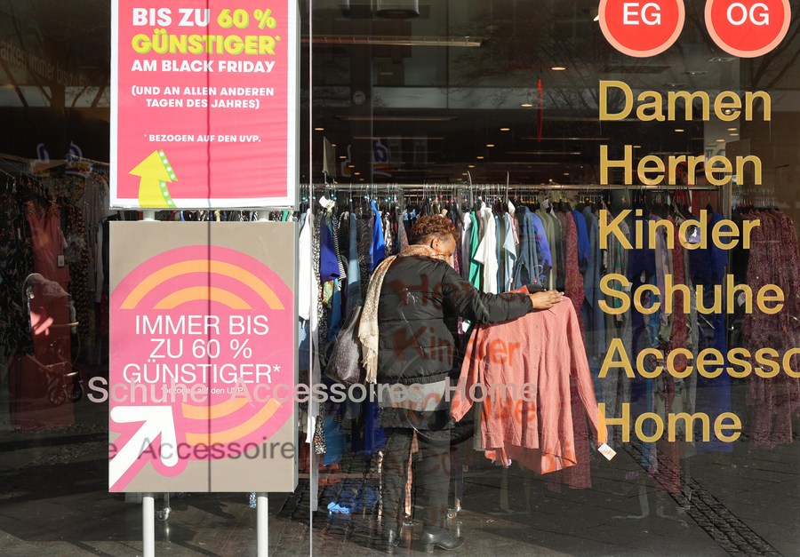 Une cliente fait ses courses dans un magasin à Berlin, en Allemagne, le 2 mars 2023. (Xinhua/Stefan Zeitz)