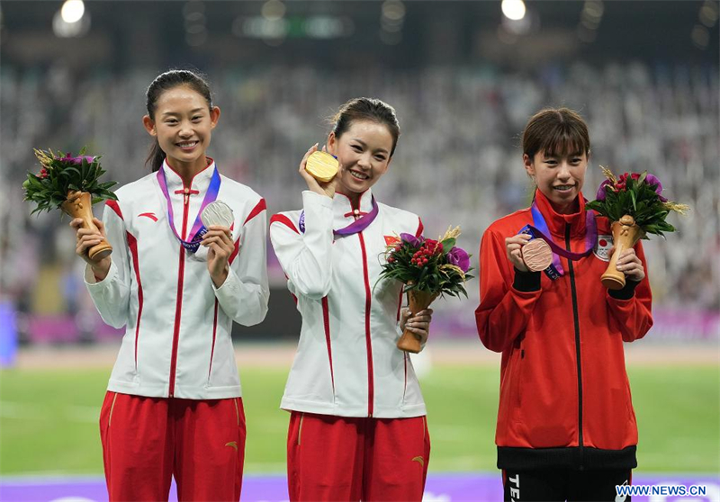 La médaillée d'or Yang Jiayu (au centre) de Chine, la médaillée d'argent Ma Zhenxia (à gauche) de Chine, et la médaillée de bronze Fujii Nanako du Japon, lors de la cérémonie de remise des médailles du 20 kilomètres marche femmes des 19es Jeux asiatiques à Hangzhou, dans la province chinoise du Zhejiang (est), le 29 septembre 2023. (Photo : Sun Fei)