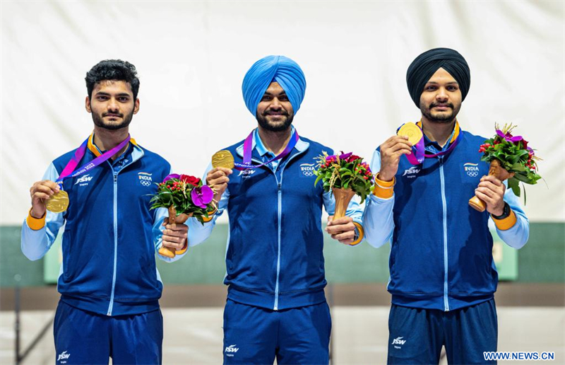 L'équipe d'Inde, médaillée d'or, lors de la cérémonie de remise de médailles du tir à la carabine à air comprimé de 10 mètres par équipes masculines aux 19es Jeux asiatiques à Hangzhou, dans la province chinoise du Zhejiang (est), le 28 septembre 2023. (Photo : Sun Fei)