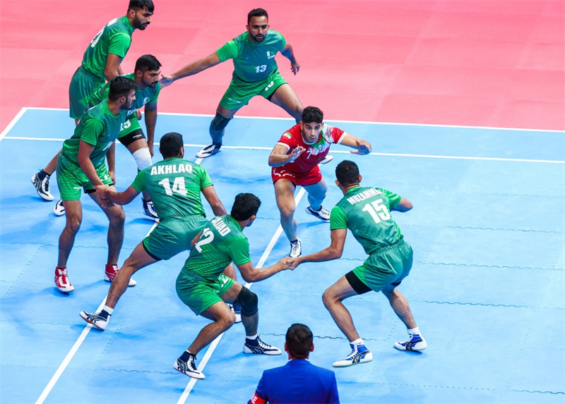 Des joueurs s'affrontent lors du match de kabaddi pour hommes du groupe B entre l'Iran et le Pakistan lors des 19es Jeux asiatiques à Hangzhou, dans la province du Zhejiang, dans l'est de la Chine, le 2 octobre 2023. (Photo : Xu Yu)