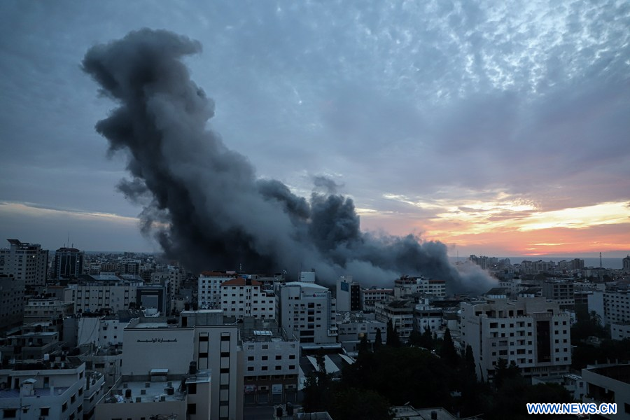 De la fumée s'élève à la suite d'une frappe aérienne israélienne dans la ville de Gaza le 7 octobre 2023. (Xinhua/Rizek Abdeljawad)