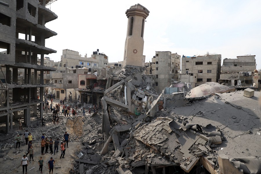 Photo prise le 9 octobre 2023 montrant une mosquée détruite à la suite d'une frappe aérienne israélienne sur la ville de Gaza. (Xinhua/Rizek Abdeljawad)
