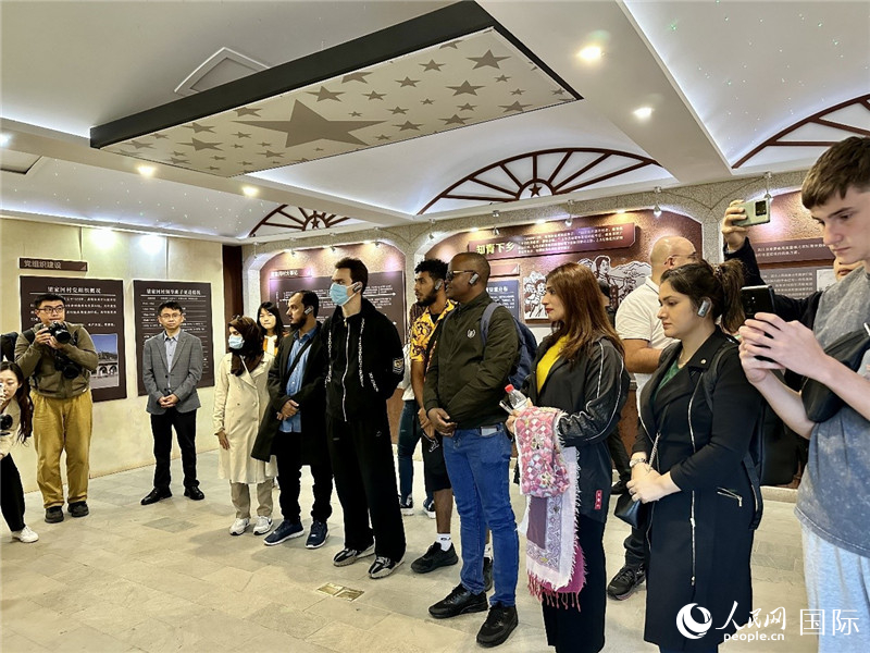 Visite d'une délégation internationale à Yan'an