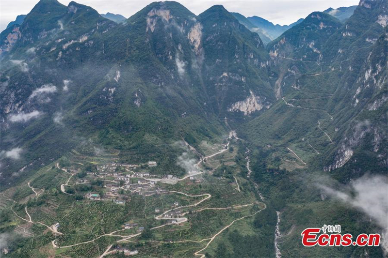 A Chongqing, la route des falaises mène à la prospérité