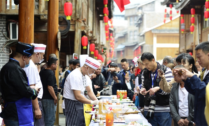 Des concours de fabrication de sashimi de poisson dans le canton de Piaoli, à Guilin, dans la région autonome Zhuang du Guangxi (sud de la Chine), le 10 octobre 2023. (Pan Zhixiang /Pic.people.com.cn)