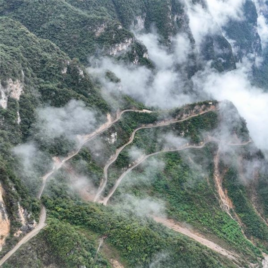 A Chongqing, la route des falaises mène à la prospérité