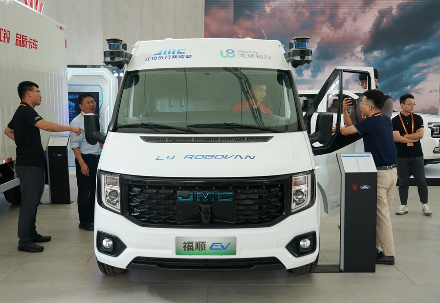 Des visiteurs observent un camion à pilotage automatique de niveau L4 lors de l'exposition sur les services environnementaux de la Foire internationale du commerce des services de Chine (CIFTIS) 2023, à Beijing, capitale chinoise, le 2 septembre 2023. (Photo : Zhang Chenlin)