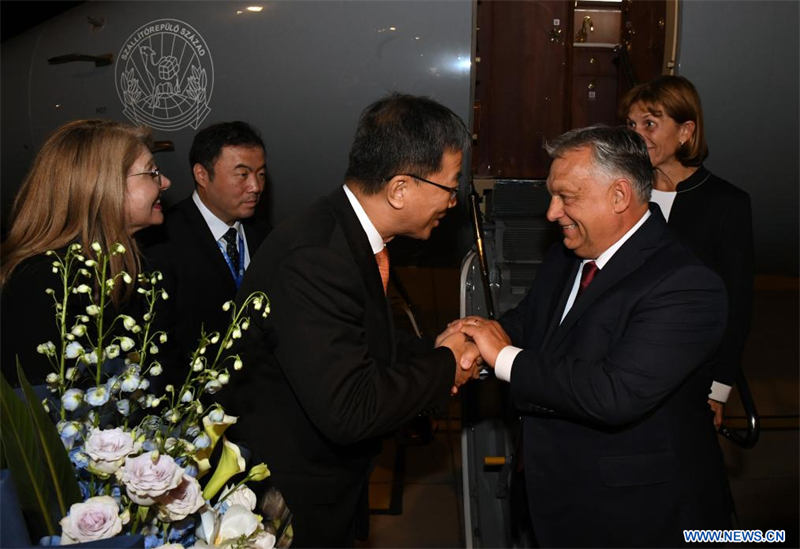 Arrivée du Premier ministre hongrois à Beijing pour le 3e Forum de 