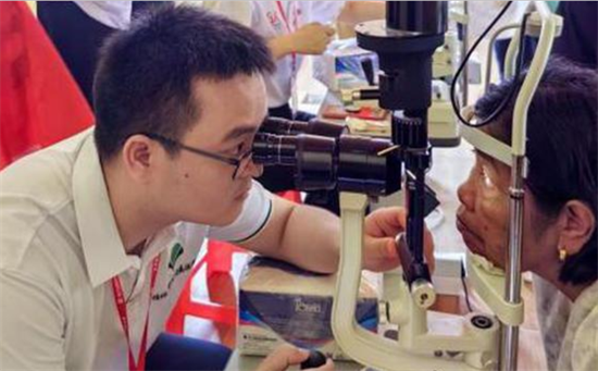 Un membre de l'équipe médicale chinoise examine des patients venus pour une consultation médicale. (Capture d'écran sur China News Service)