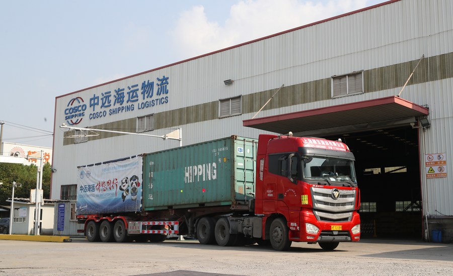 Un camion transportant des objets destinés à être exposés lors de la 6e édition de l'Exposition internationale de l'importation de Chine arrive à la Cosco Shipping Logistics Co., Ltd. à Shanghai. (Fang Zhe / Xinhua)