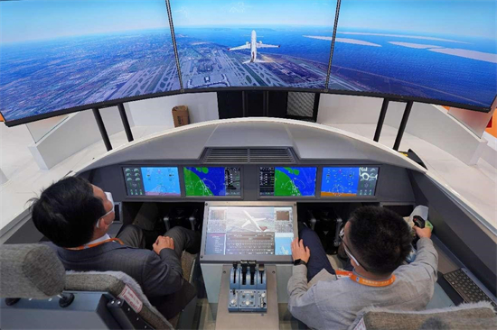 Des visiteurs découvrent un simulateur de vol sur le stand Honeywell lors de de la 5e CIIE, le 7 novembre 2022. (Tang Ke / Pic.people.com.cn)
