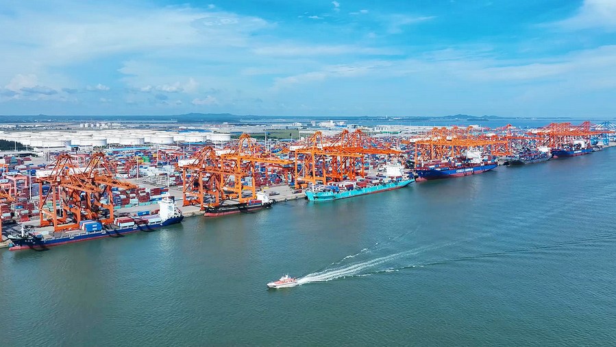 Photo aérienne prise le 9 octobre 2023 montrant des navires à conteneurs attendant l'un derrière l'autre pour décharger dans le port de Qinzhou à Qinzhou, de la région autonome Zhuang du Guangxi (sud). (Photo : Zhang Ailin)