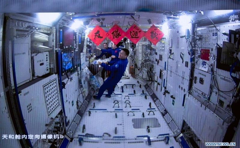 Le vaisseau spatial habité chinois Shenzhou-17 s'amarre à la combinaison de la station spatiale