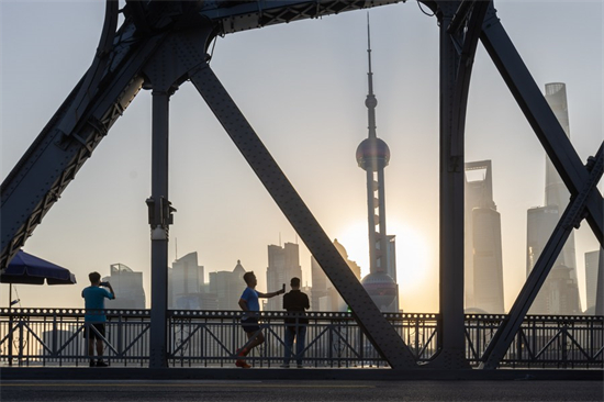 Photo prise le 3 novembre 2023 montrant une vue urbaine de Shanghai, dans l'est de la Chine, lors du lever du soleil. (Xinhua/Wang Xiang)