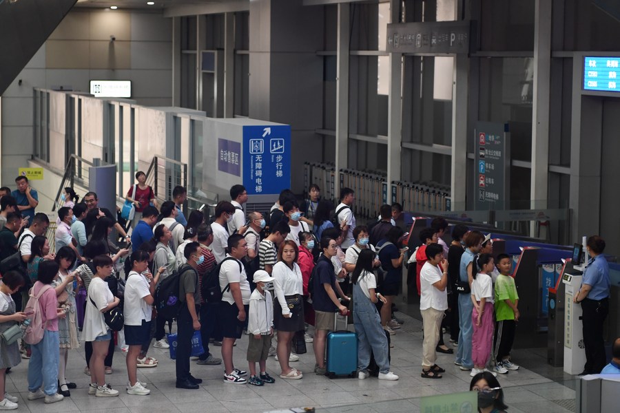 Des passagers attendent sur le quai à la gare du Sud de Beijing, à Beijing, capitale chinoise, le 1er août 2023. (Photo : Ju Huanzong)