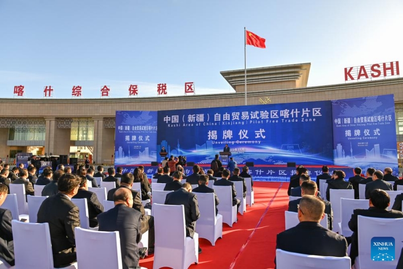 Photo prise le 11 novembre 2023 montrant la cérémonie d'inauguration de la zone franche pilote de la région de Kachgar (Xinjiang) à Kachgar, dans la région autonome ouïgoure du Xinjiang (nord-ouest de la Chine). (Ding Lei / Xinhua)