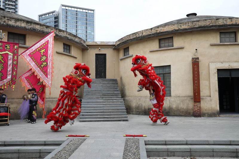 Guangdong : des journalistes étrangers découvert la culture chinoise traditionnelle sur l'ancienne place du marché de Shenzhen