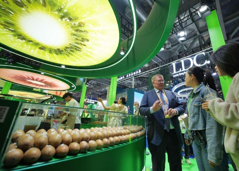 Des fruits importés présentés lors de la 6e Exposition internationale de l'importation de Chine, le 7 novembre. (Tang Ke / Pic.people.com.cn)
