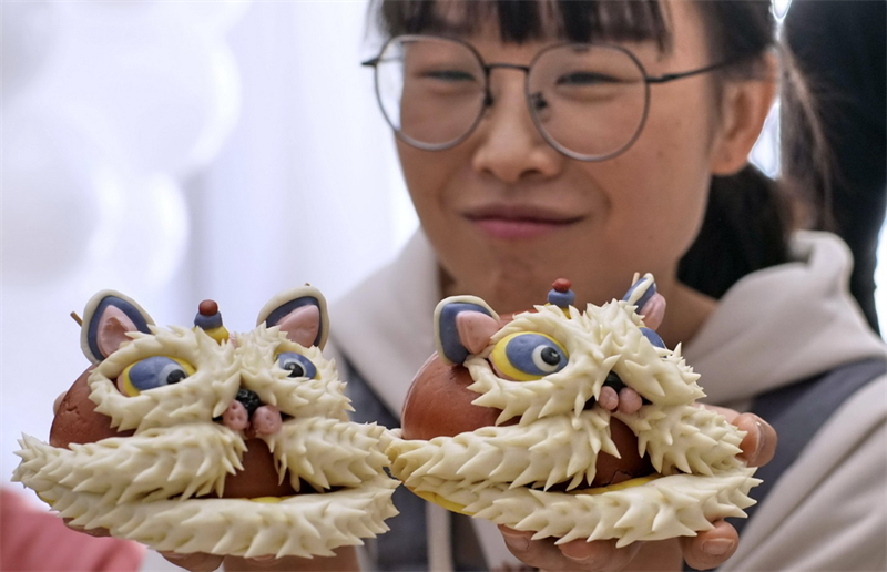 Shandong : la sculpture en pâte entre sur le marché