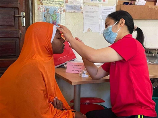 Des ophtalmologistes de la 32e équipe d'aide médicale chinoise à Zanzibar (Jiangsu) examinent des patients locaux sur l'île de Zanzibar, en Tanzanie. (Hou Lulu / Le Quotidien du Peuple)
