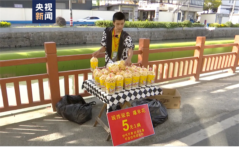 Tao Tao range le pop-corn sur son étal. (Photo/CCTV News)