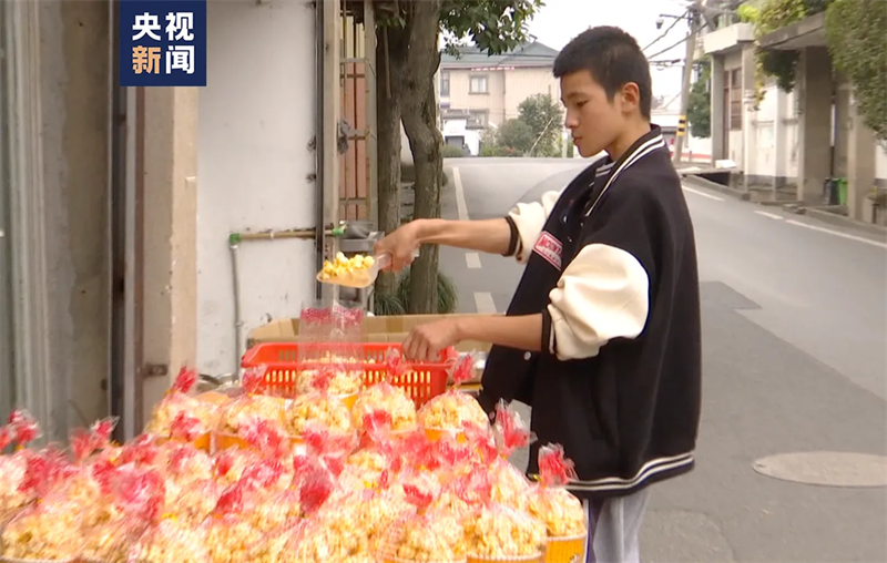 Un adolescent atteint de handicap reprend confiance en lui en vendant du pop-corn