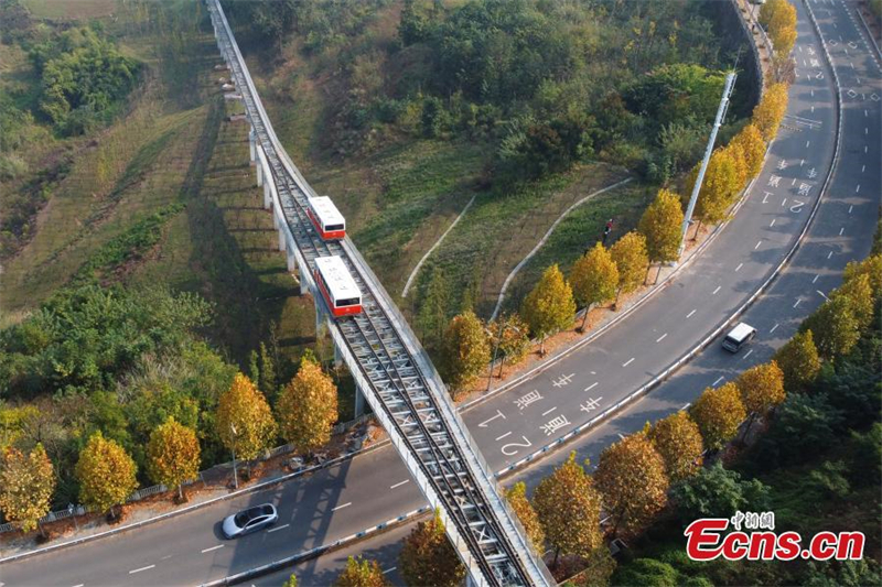 Chongqing : le nouveau tramway fait revivre d'anciens souvenirs des habitants