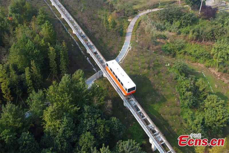 Chongqing : le nouveau tramway fait revivre d'anciens souvenirs des habitants