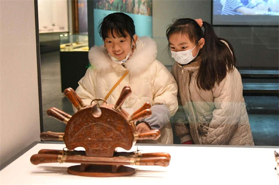 Des gens visitent une exposition spéciale de reliques culturelles liées à l'île de Gulangyu au Musée de Changzhou, dans la province du Jiangsu (est de la Chine), le 25 février 2023. (Shi Kang / Pic.people.com.cn)